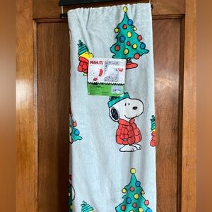 Peanuts snoopy puffer throw BNWT